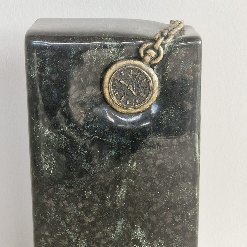 Grabstele aus Serpentinit mit handgearbeitetem Taschenuhr-Relief — Steinmetz Mohr Saarbrücken